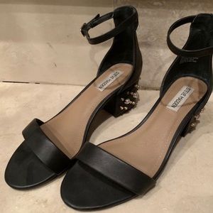 Black sandals with pearls on the heel